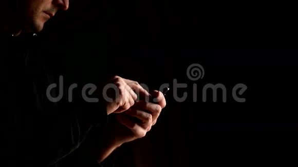 男人用智能手机专注于手和手机设备通信技术视频的预览图