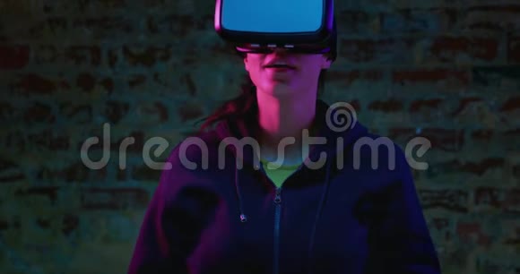 女士戴着VR耳机视频的预览图