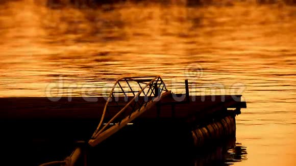 萨瓦河与浮筒的美丽黄昏视频的预览图
