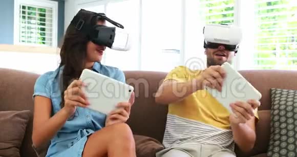 在客厅使用虚拟现实耳机的情侣视频的预览图