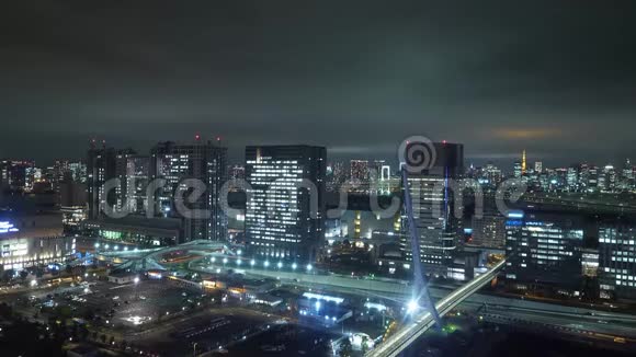 夜晚在东京上空鸟瞰美丽的城市灯光视频的预览图