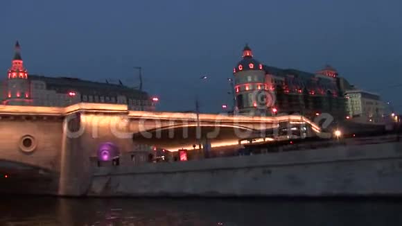 莫斯科河上的夜晚桥梁视频的预览图