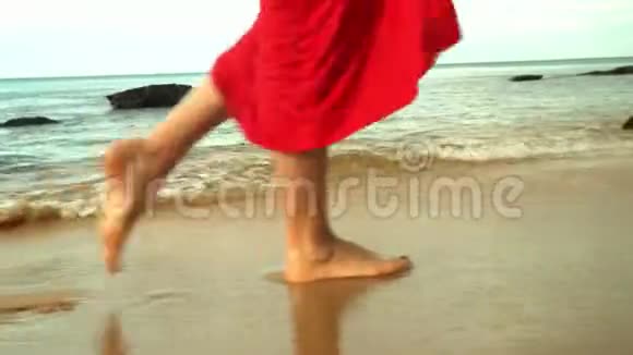 那个穿红色衣服的女人在海滩上散步穿夏装的美女特写视频的预览图