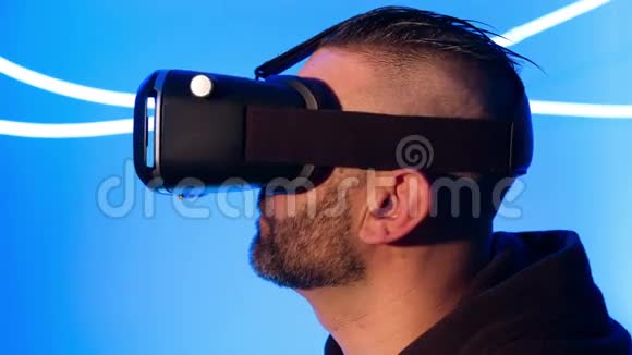 戴着虚拟现实眼镜的人视频的预览图