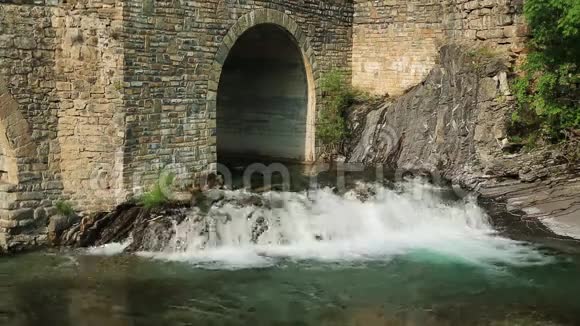 里约阿拉河在托拉在瓦勒德奥尔德萨山谷比利牛斯山脉Huesca阿拉贡在西班牙视频的预览图