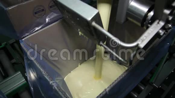 装配线上生产黄油溢出视频的预览图