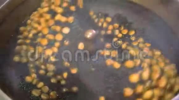 咖啡豆和栗子烘焙的混合物视频的预览图