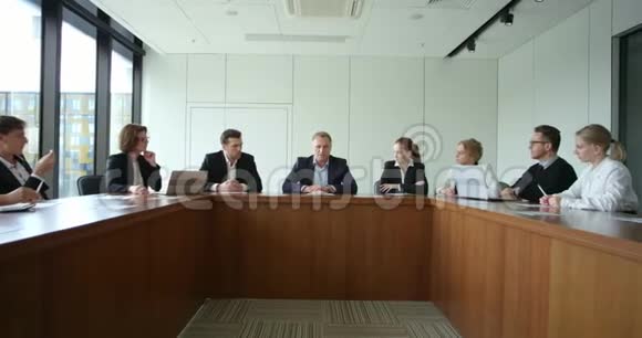 商务人士参加公司会议视频的预览图
