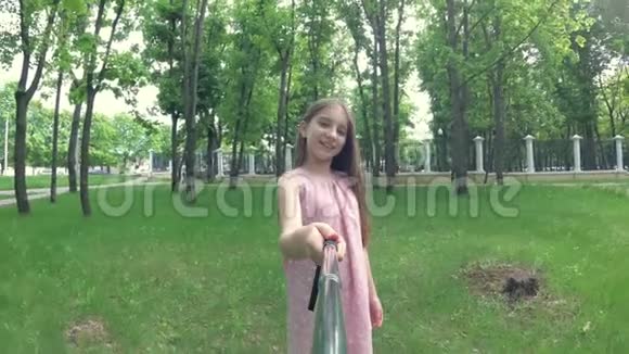 公园里的小女孩视频的预览图
