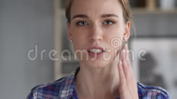 牙痛年轻女性牙齿感染视频的预览图