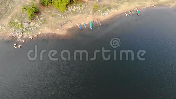 无人机拍摄农村水库大坝的鸟瞰景观视频的预览图