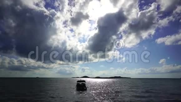 在热带海滩的船视频的预览图
