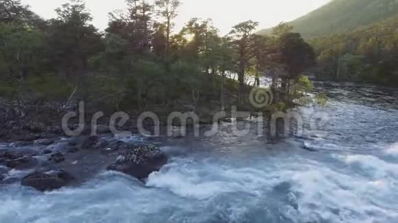 挪威胡萨伦谷快速惊人瀑布的空中景观夏日时光视频的预览图