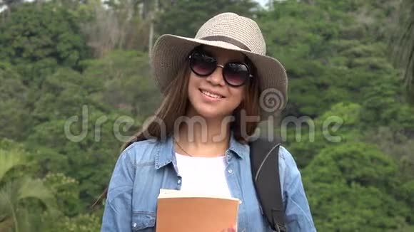 夏天戴太阳镜的少女视频的预览图