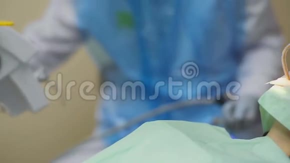 牙科医生用特殊设备清洁女性病人的牙齿视频的预览图