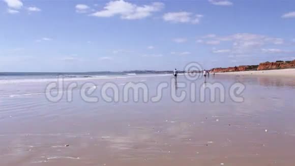 阿尔加维维拉莫拉海岸在罗沙拜新哈海滩海景时间推移视频的预览图