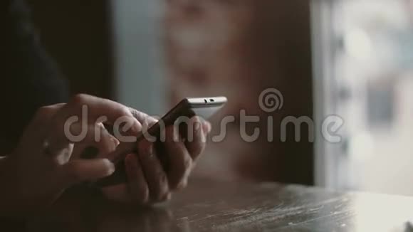 双手特写4k阁楼咖啡馆的女士使用她的智能手机触摸屏设备视频的预览图