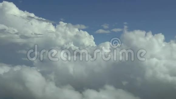 在云层上方高清空中影像视频的预览图