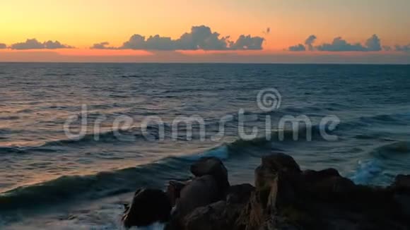 夕阳下的大海傍晚美丽的海滨视频的预览图