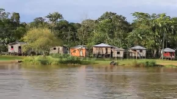 巴西亚马逊河和热带雨林的高跷木屋视频的预览图