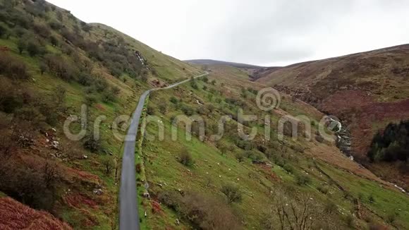 威尔士河和瀑布山谷的鸟瞰图联合王国视频的预览图