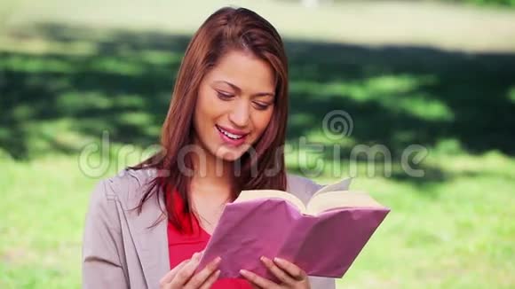 开朗的女人读一本有趣的小说视频的预览图