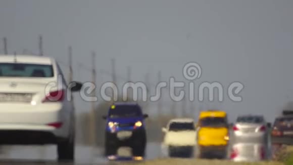 轨道车辆在道路上的移动汽车交通高速公路在乡村公路上的车汽车向两个方向行驶视频的预览图