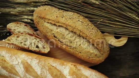 新鲜出炉的传统面包视频的预览图