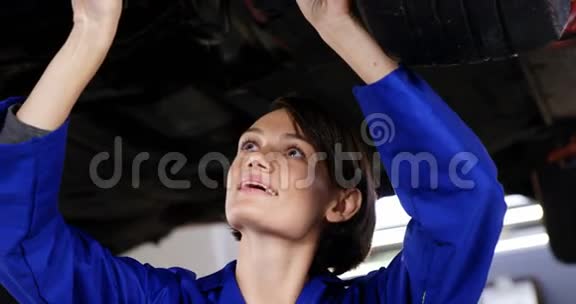 维修汽车的女机械师视频的预览图