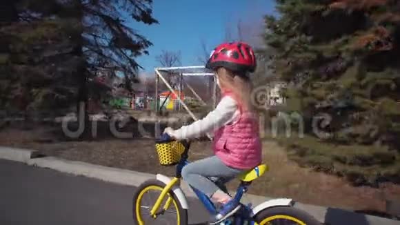 小女孩在旧公园骑自行车视频的预览图