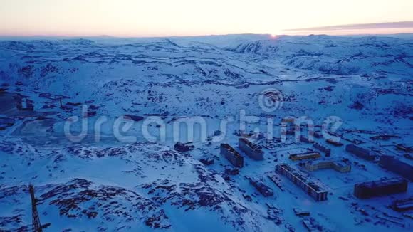 冬季俄罗斯Teriberka的美丽日落鸟瞰图视频的预览图