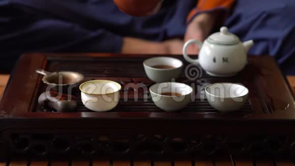 人在茶点浇普洱茶传统中国茶道一套茶饮设备视频的预览图
