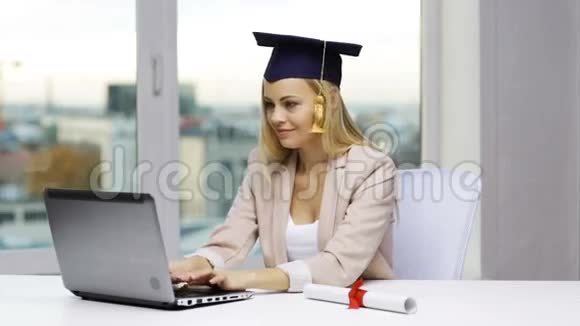 持有笔记本电脑和文凭的学士帽学生视频的预览图