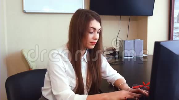 有魅力的商业女性在办公室里用电脑工作视频的预览图