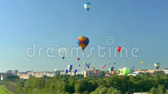 城里上空有许多气球视频的预览图