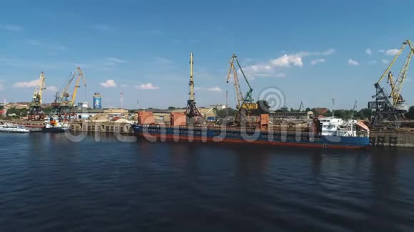 海港Cranes的鸟瞰图废金属视频的预览图