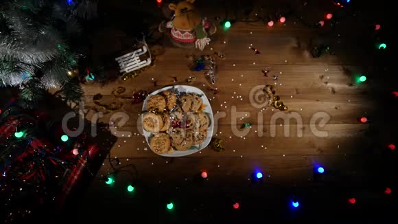 圣诞节背景圣诞餐桌背景与装饰圣诞树和花环空虚的冬天视频的预览图