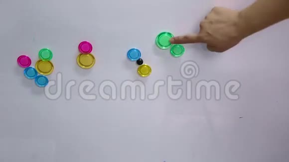 手工分类彩色磁铁视频的预览图