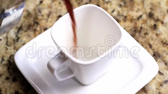 咖啡浓缩咖啡以慢动作倒入视频的预览图