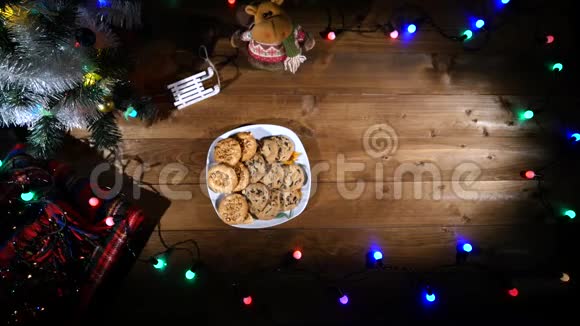 圣诞节背景圣诞餐桌背景与装饰圣诞树和花环空虚的冬天视频的预览图