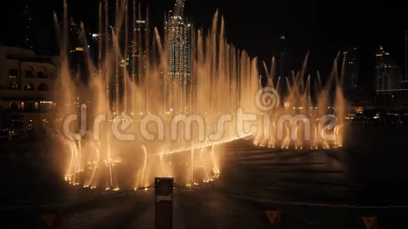 夜晚在城市里用灯光跳舞的喷泉视频的预览图