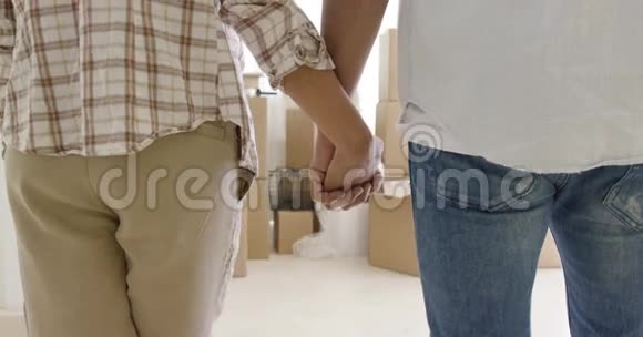 可爱的年轻夫妇牵着手视频的预览图