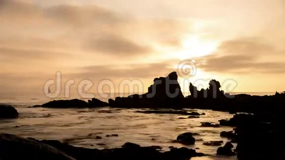 新港海滩日落时间延时视频视频的预览图