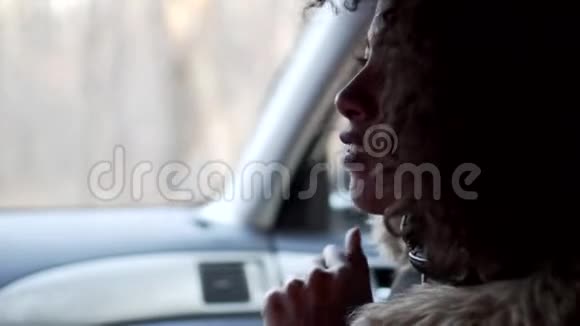 在公路旅行的时候女人在说话视频的预览图