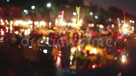 在泰国庆祝LoyKratong节从池塘里美丽的花朵和蜡烛上发射船视频的预览图