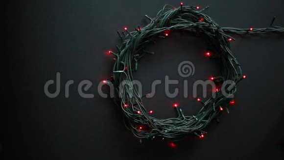 黑色圣诞灯花环运动视频的预览图