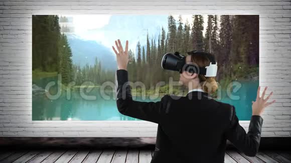 女人用VR视频视频的预览图