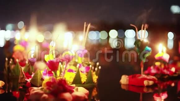 在泰国庆祝LoyKratong节从池塘里美丽的花朵和蜡烛上发射船只视频的预览图