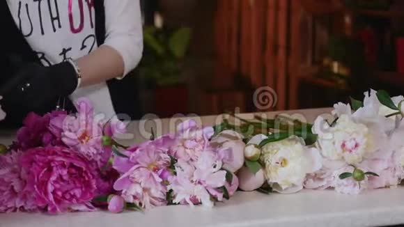 专业花商开始制作粉红牡丹花束视频的预览图