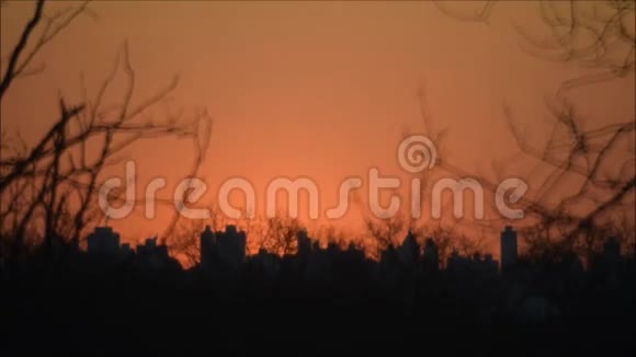 日出大低云黎明纽约市从新泽西州来视频的预览图